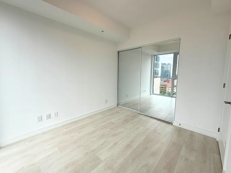 75 James St S #1403 — Photo 8