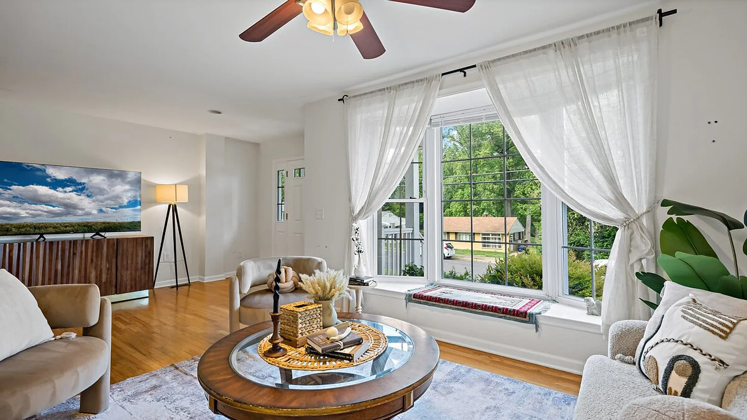 4 bed, 3.0 bath, $10,978 — Photo 1