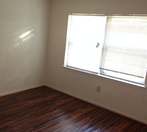 3rd image of 14747 Oakwood Ln