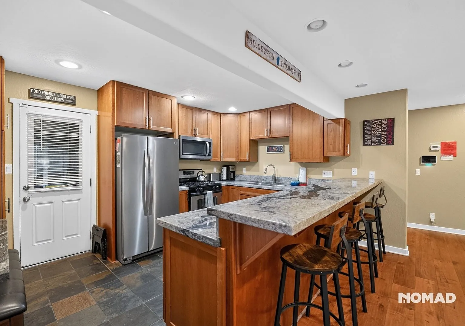 Spacious 4BR House in Tahoma + Loft — Photo 4
