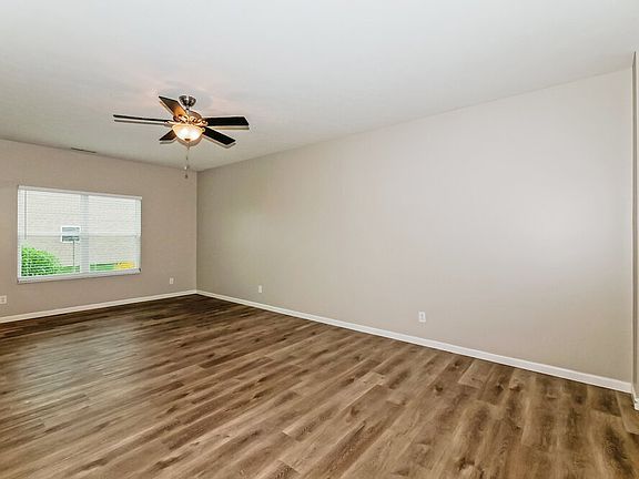 4th image of 577 Pebble Dr