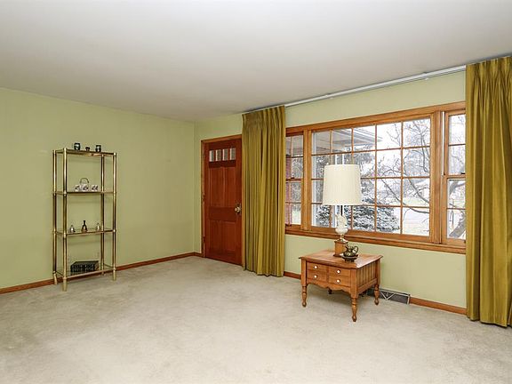 4th image of 330 Sunset Ct