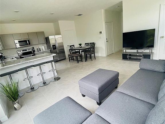 2nd image of 916 SE 19th St #916