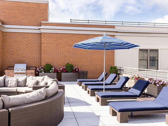 Rooftop terrace with lounge seating at The Metropolitan at 40 Park in Morristown, NJ.