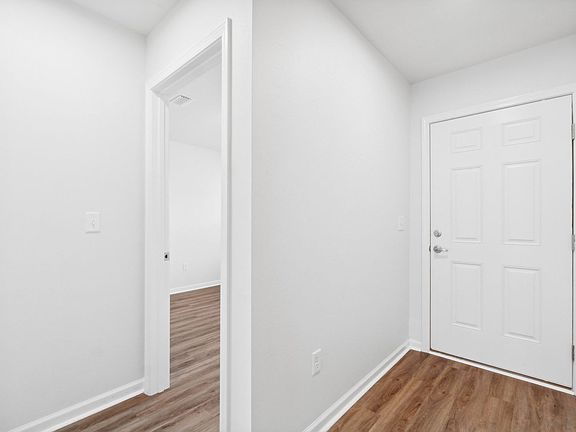 4th image of 574 Whispering Creek Ave