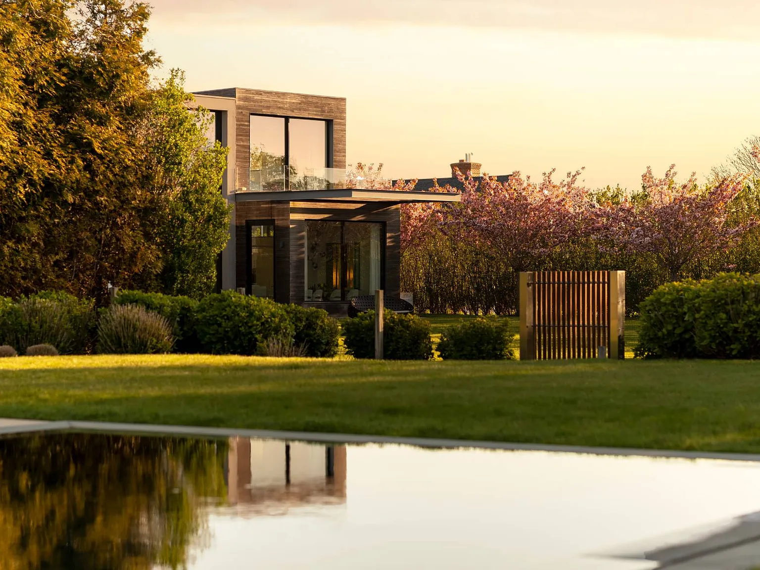Spectacular Modern Gem Close to Ocean — Photo 2