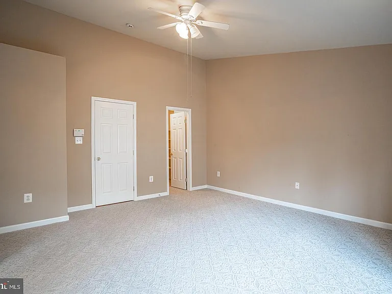 437 Clayton Ln — Photo 13