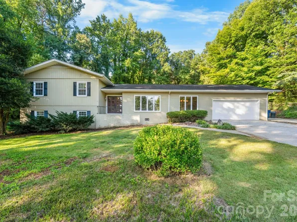 2015 12th Street Dr NW, Hickory, NC 28601