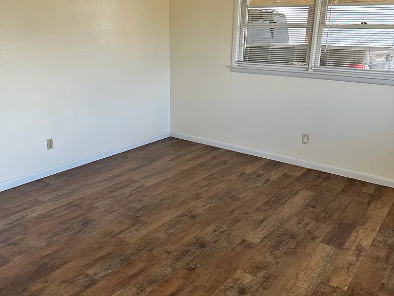 2807 Brook Ave — Photo 3