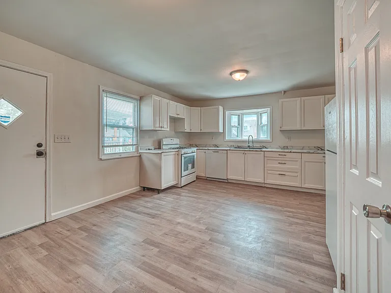 1139 Miller Ave — Photo 7