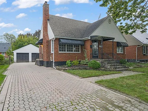 2584 Chilver Rd Photo 1