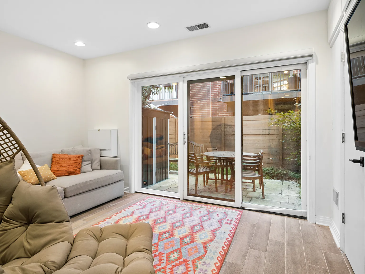 3 bed, 2200 sqft, $5,700 — Photo 3