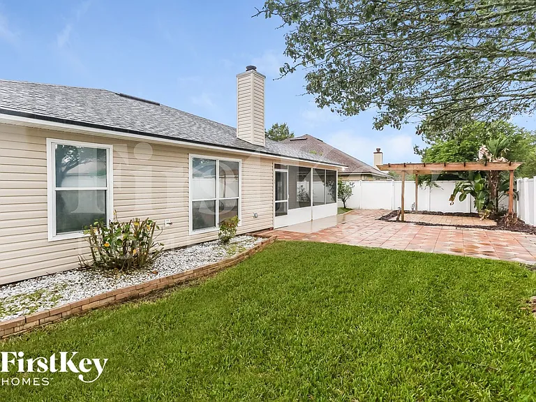 2444 Bentwater Dr W — Photo 15