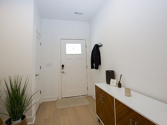 4th image of 381 James St