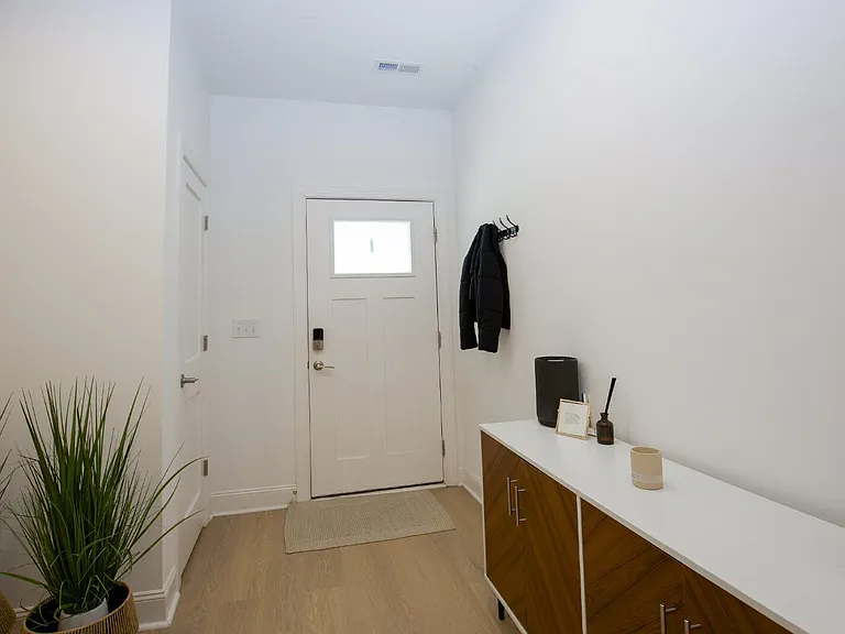 381 James St — Photo 4