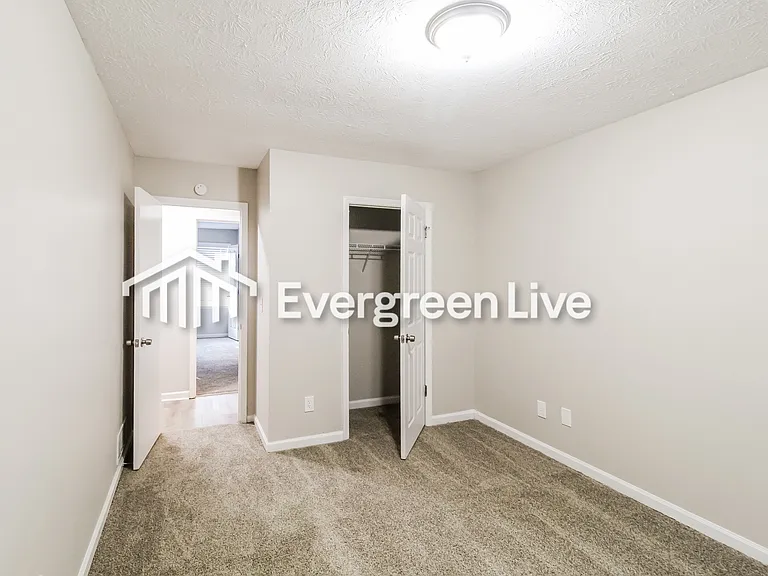 390 Springlake Dr — Photo 3