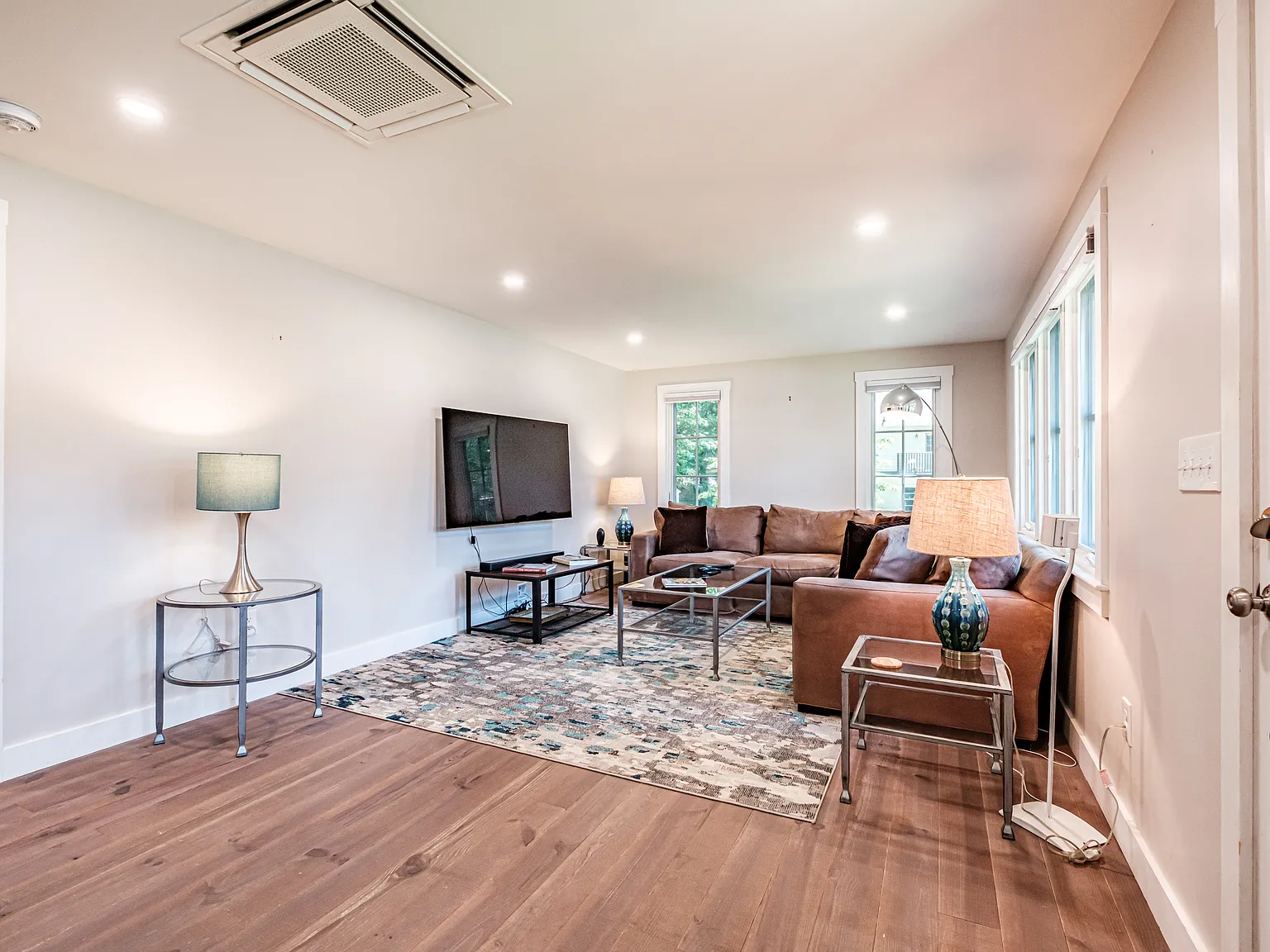 2 bed, 1.5 bath, 1310 sqft, $4,250 — Photo 4