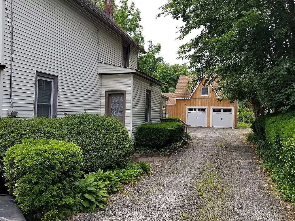 E Main St, Huntington — Photo 2