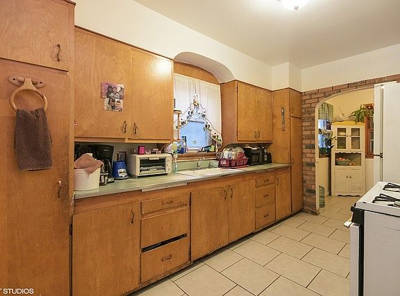 3rd image of 295 River Oaks Dr