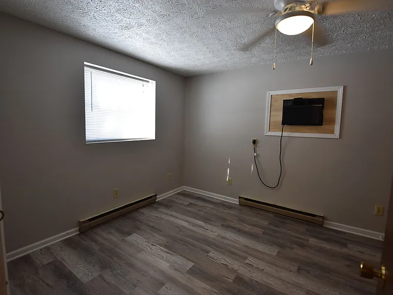 212 W East St — Photo 14
