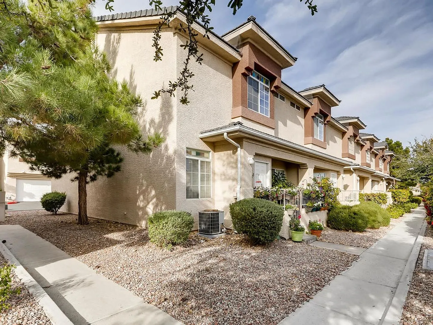 **Short Term Gated Luxury Rental** 3bdrm *2.5 Bath* 2 Car Garage — Photo 2
