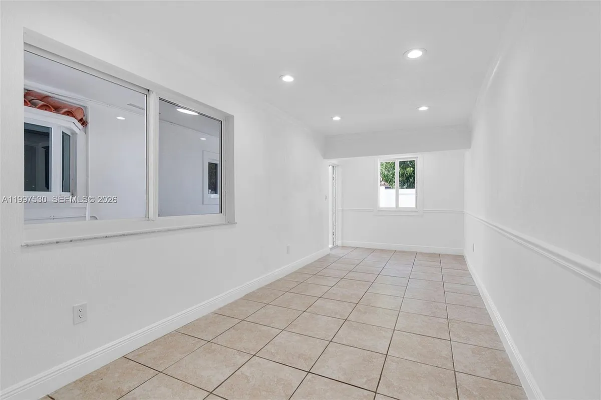 Building Photo - 201 SW 51st Ct #2