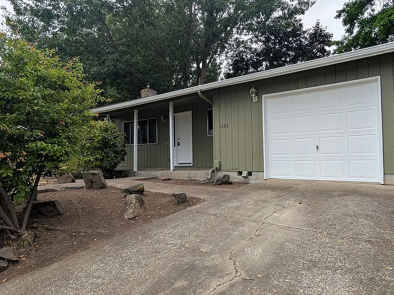 1320 Candlelight Dr — Photo 2