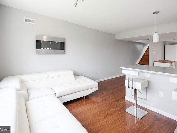 4th image of 1945 Nicholas St