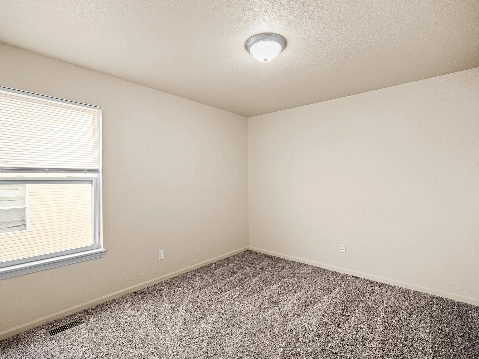 3 bed, 1.5 bath, 1600 sqft, $1,499 — Photo 4