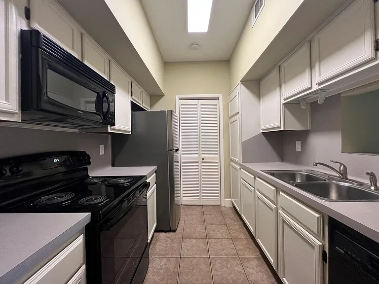 2025 Augusta Dr #807 — Photo 7