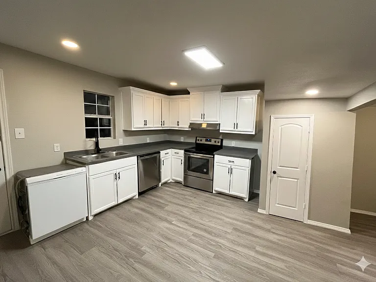 2445 Hudspeth Ave — Photo 6