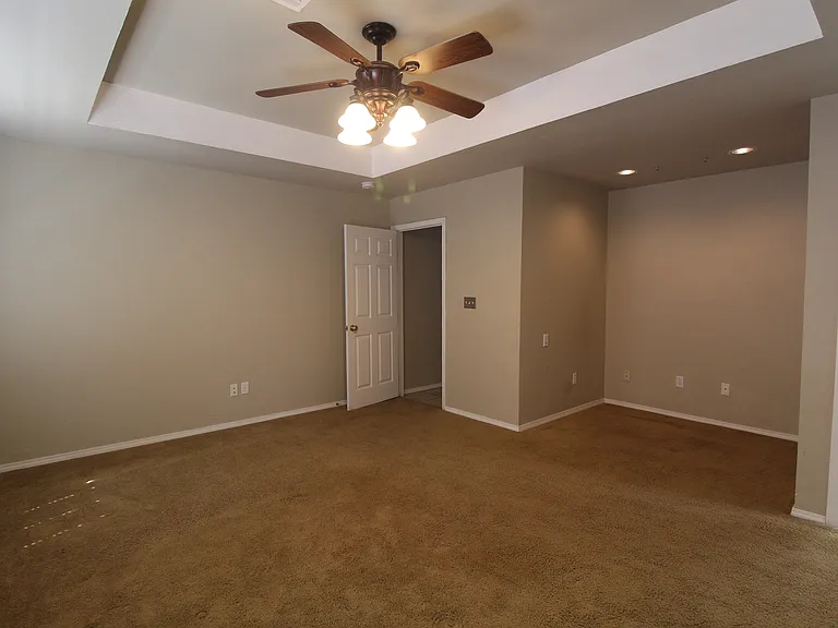 911 Lauren Ln — Photo 7