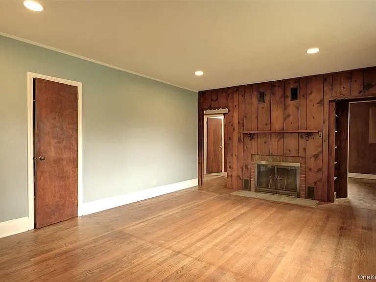 32 Burrow Dr — Photo 3