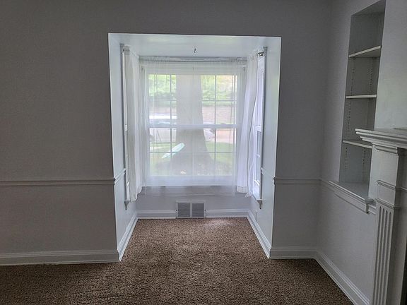 4th image of 1024 E Linden Ave