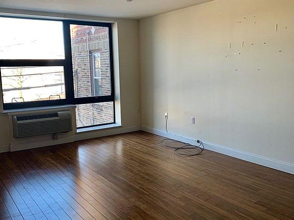 4th image of 902 Allerton Ave