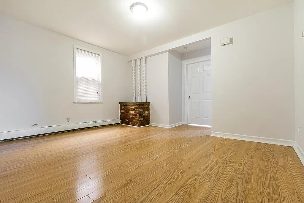 2 bed, 1.0 bath, 885 sqft, $2,400 — Photo 2