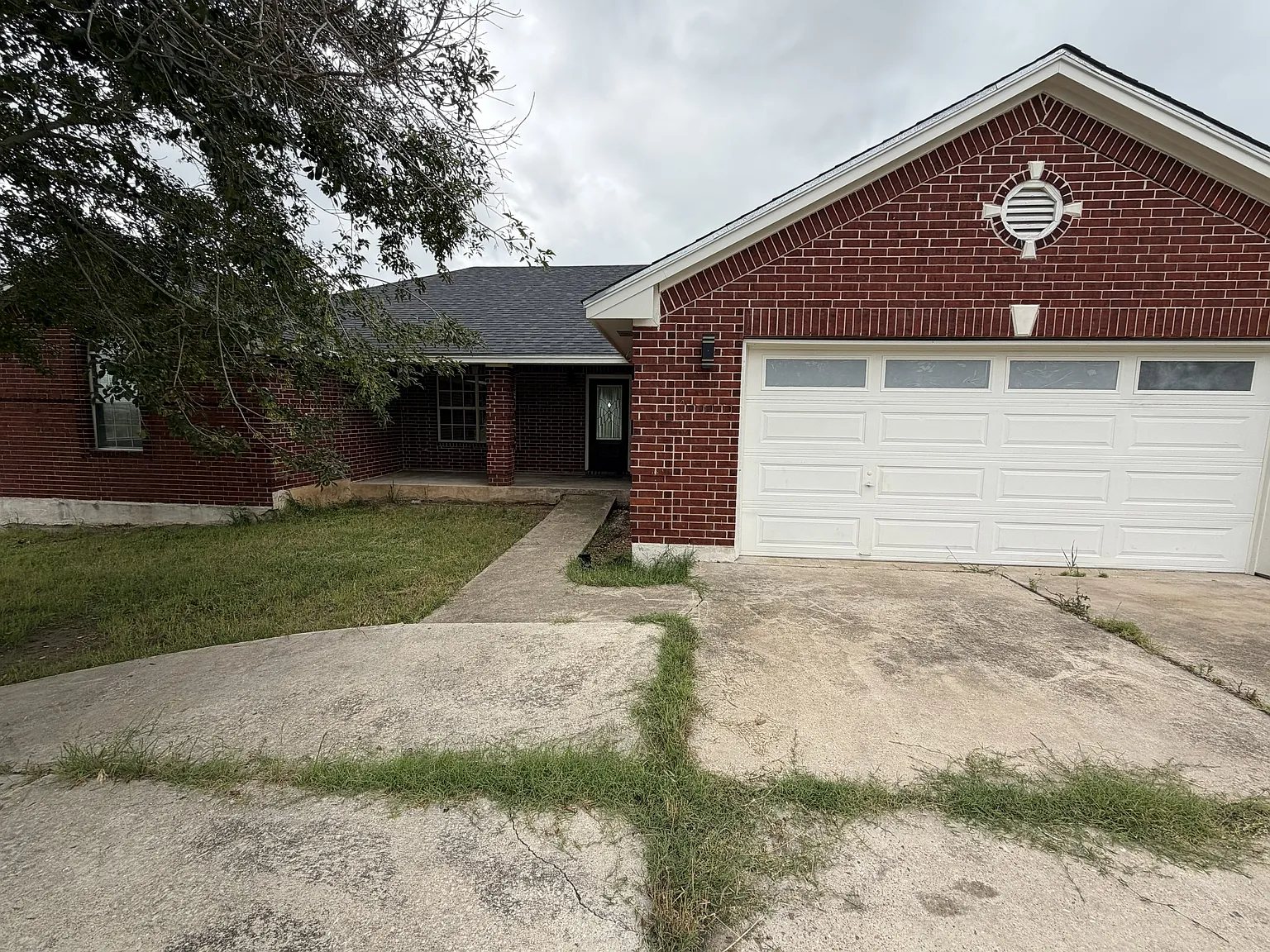 3 bed, 2500 sqft, $2,500 — Photo 2