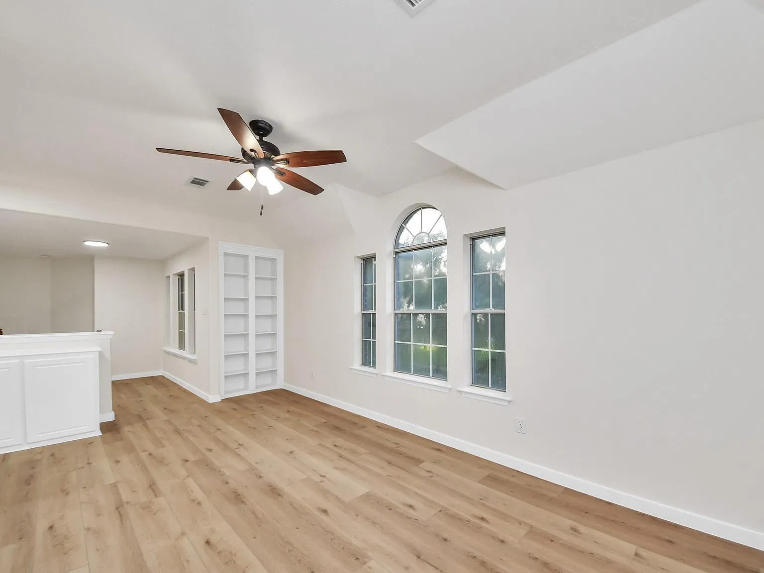 4 bed, 3.0 bath, 2858 sqft, $2,700 — Photo 4