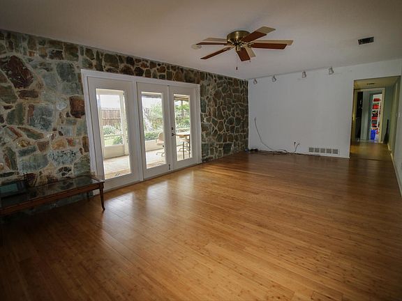 4th image of 950 Ginger Cir