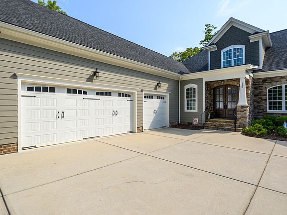 3rd image of 590 Stoney Creek Way