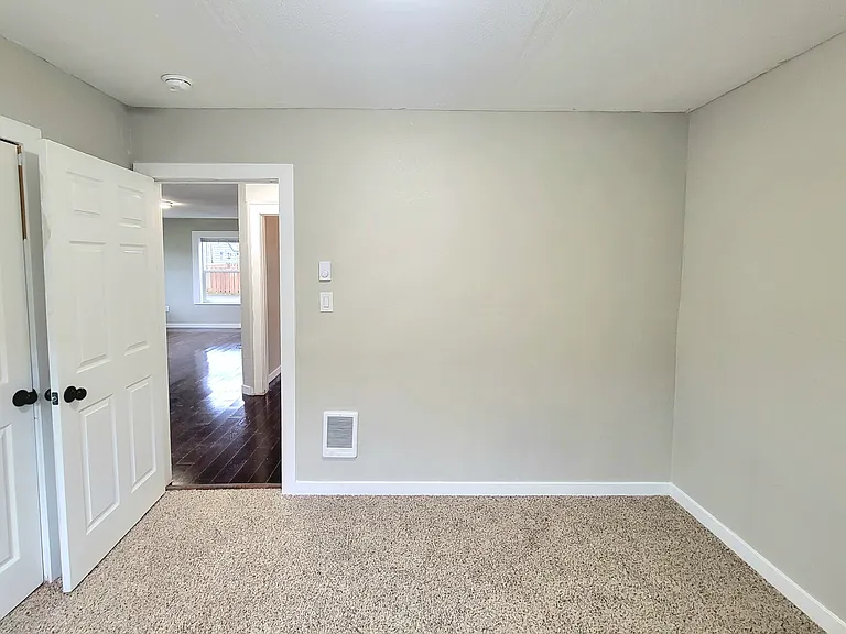 718 Perry Ave — Photo 18