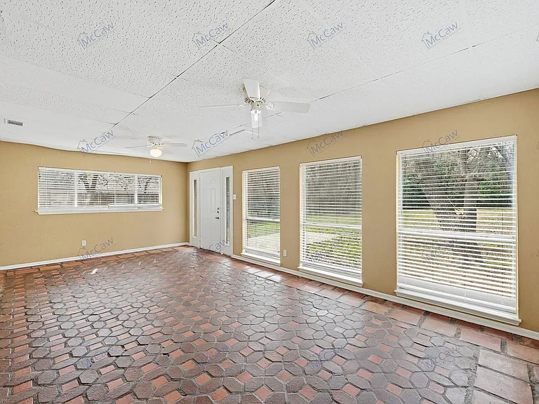 207 Evelyn St — Photo 2