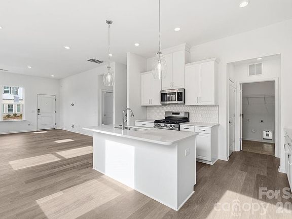 2nd image of 3161 Beacon Heights Rd