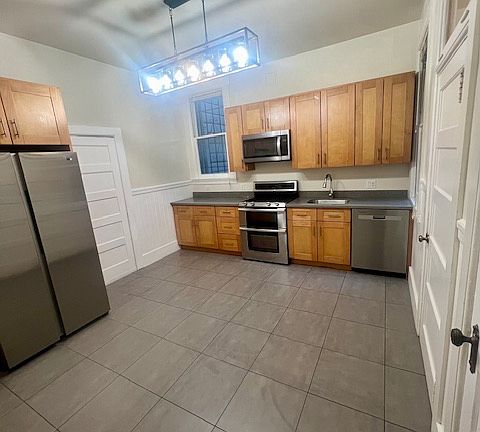 3rd image of 641 Oak St #641