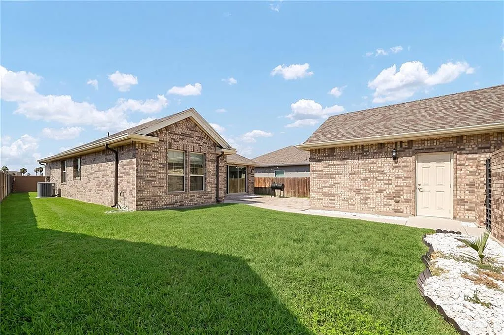 3 bed, 2.5 bath, 1694 sqft, $2,375 — Photo 3