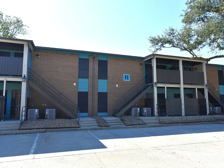 Bayou Oaks Apartments — Photo 21