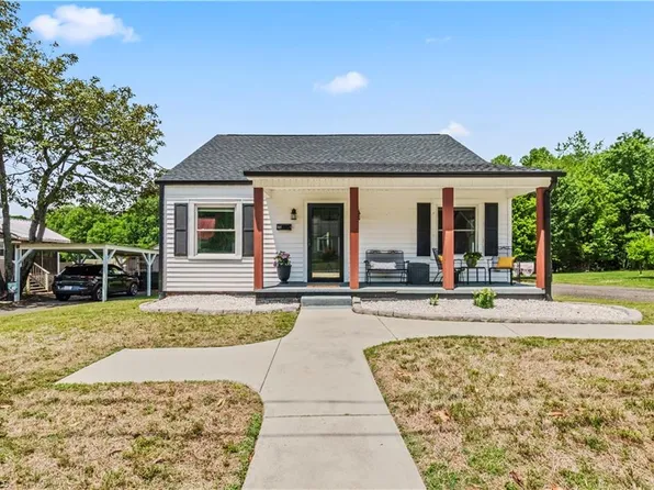318 W Oakdale St, Mount Airy, NC 27030