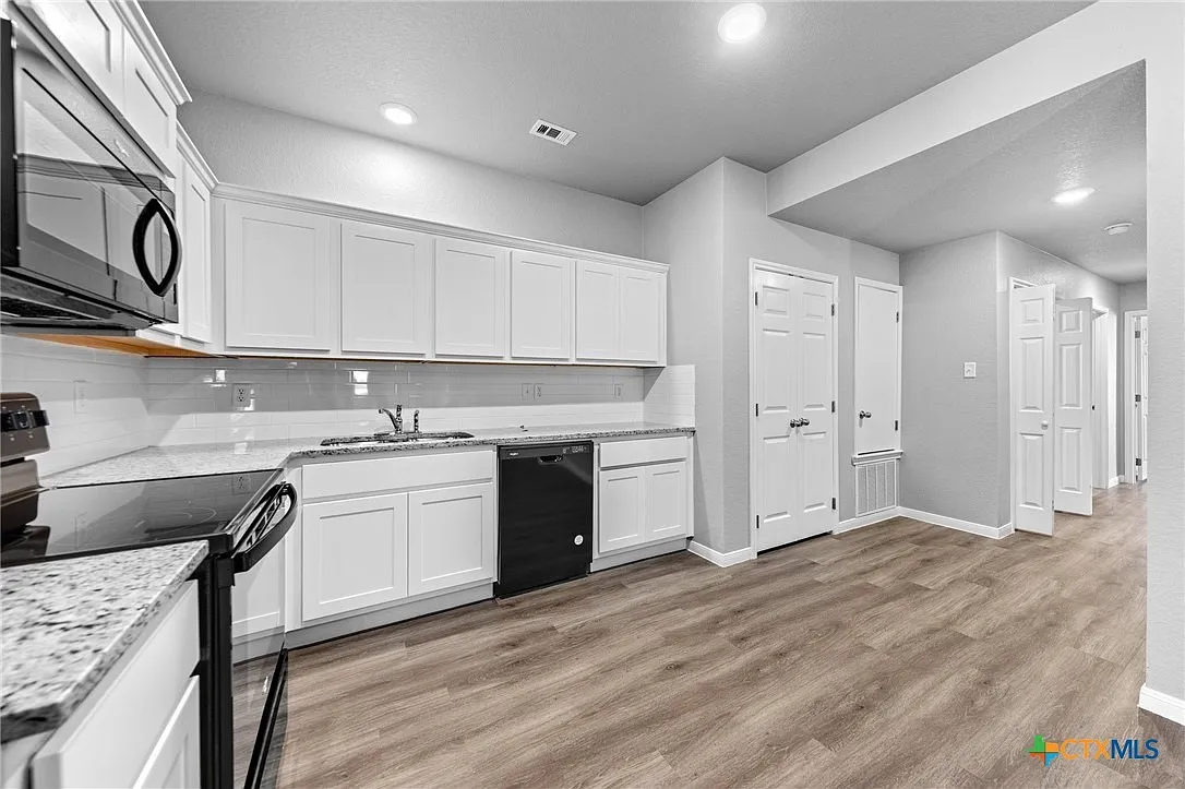 3 bed, 1400 sqft, $1,450 — Photo 2