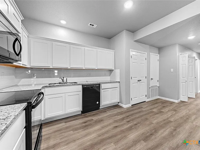 212 W Dove Ln — Photo 2