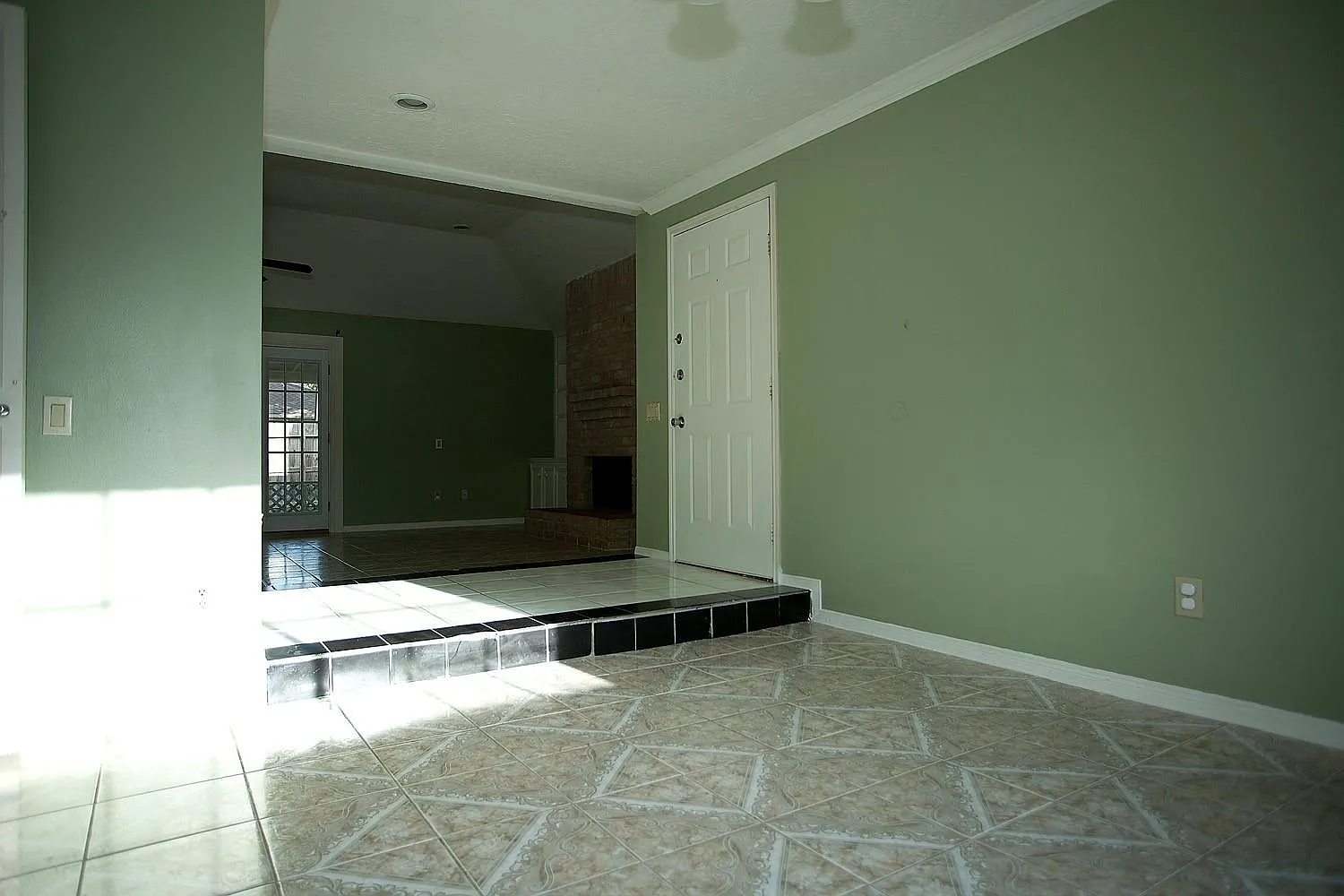 4 bed, 2.0 bath, 2070 sqft, $1,900 — Photo 3